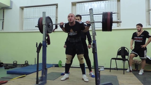 Кумсков Станислав. Присед на количество раз. 220 кг. смотреть онлайн