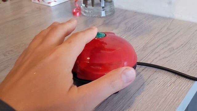 Прикольная Мини вафельница MINI WAFFLE смотреть онлайн