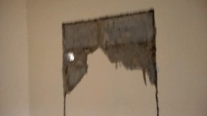 Выбиваем проемы в несущих стенах из пенобетона или газоблока.