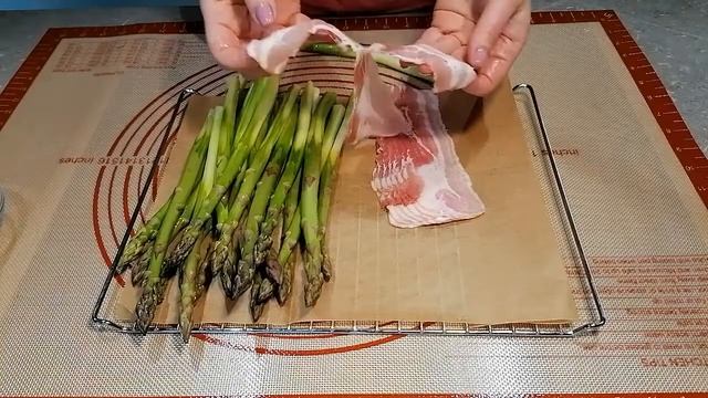 Gegrillter, Knuspriger Grüner Spargel Im Bacon/ Спаржа зеленая на гриле, хрустящая в беконе