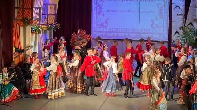 "Матушка Россия" песня Ю.Воронищева.анс. "Перезвоны" г.Полевской и "Уральская вечора" Екатеринбург смотреть онлайн