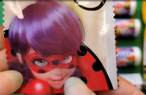 АСРМ распаковка сладостей. Много маленьких и разноцветных конфеток и леденцы