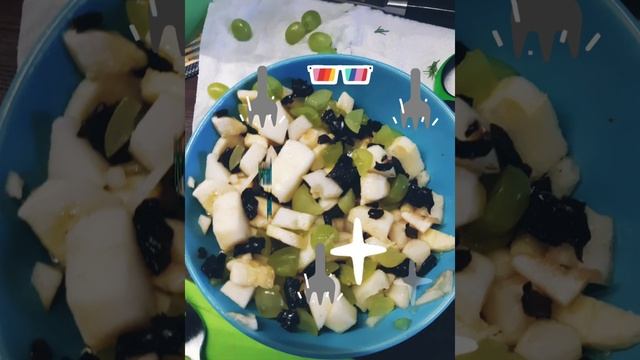 Омлет с курицей,фрукты ,салат смотреть онлайн