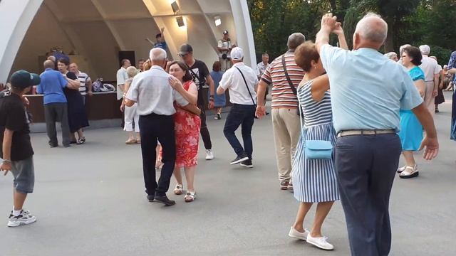 Красивые танцы в парке Горького Харьков июль 2021 смотреть онлайн