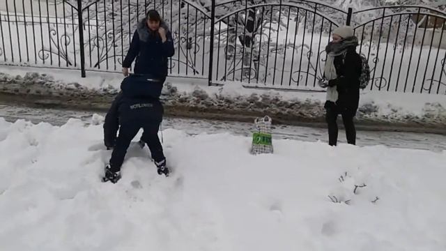 Ура, зима пришла!!!! Трио: медведь, суслик и белка. Белка против медведя. смотреть онлайн