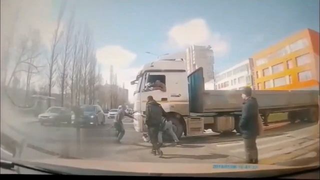 Вот почему опасно переходить дорогу прямо перед грузовиком смотреть онлайн