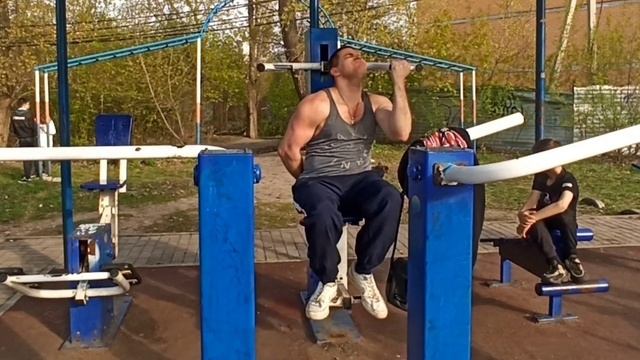 Подъём себя на тренажёре одной рукой нижним хватом смотреть онлайн
