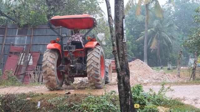 Dump Trucks Unloading Under Raining , Tractor Pushing Dirt And Classic truck transporting Rocks смотреть онлайн