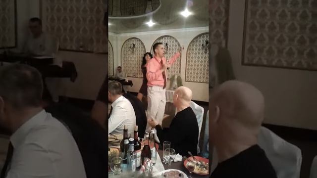 Я стою у ресторана. Замуж поздно, сдохнуть рано. Юбилей. Много пить не вредно! смотреть онлайн