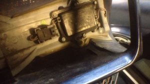 Mercedes-Benz S320 (W220) снимаем корпус бокового зеркала