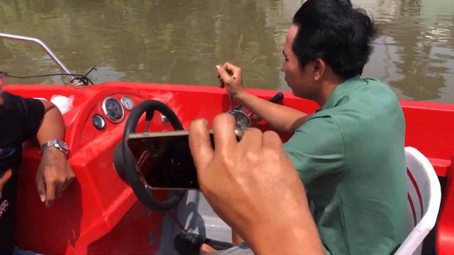 Anh em đến tham quan tiệm và đi trải nghiệm cano, để thuê tiệm lắp đặt máy âm cano cho anh em смотреть онлайн