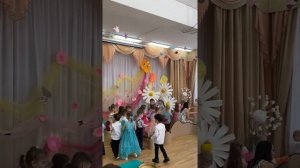 Весенний праздник у малышей