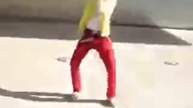 Эмо-бой танцует тектоник. смотреть онлайн