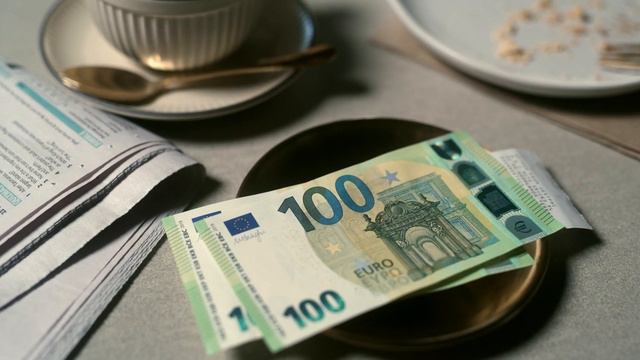Money, Paying, Bills, Cash 4K Stock Footage смотреть онлайн