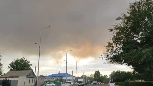 Дым и пепел над городом. Работает вертолёт. Уральск лето 2021 смотреть онлайн