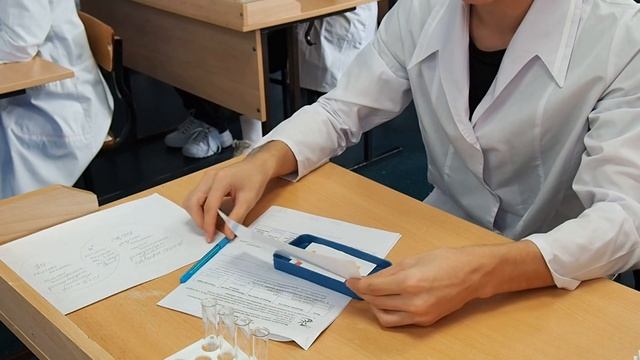 Урок химии в 11 классе по теме:"Кислотность среды. Индикаторы" смотреть онлайн