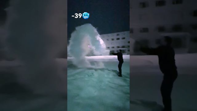 Ведро воды на морозе. Воркута. #мороз #зима #воркута #эксперимент смотреть онлайн