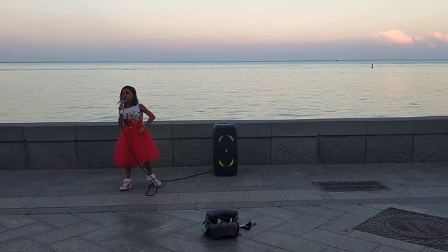 Маленькая уличная певица поет на набережной город Ялта. смотреть онлайн