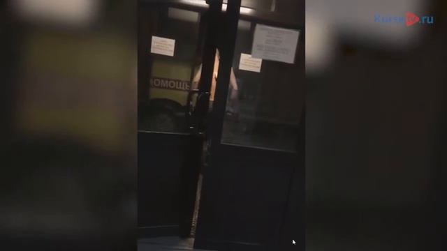 По больнице разгуливал мужчина с ножом в спине смотреть онлайн