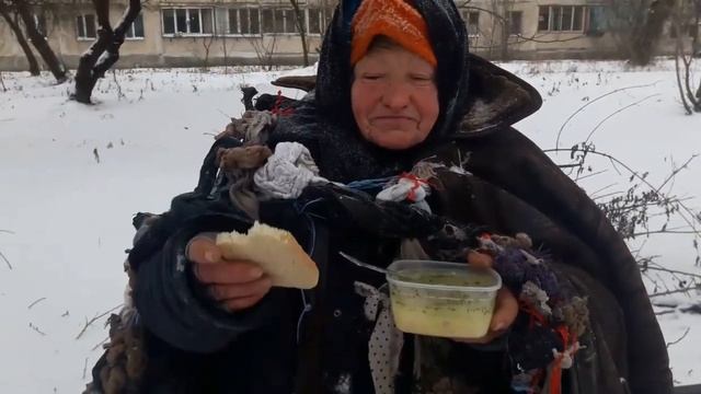СПАСАЮ ЗАМЕРЗАЮЩИХ! Кормлю замерзающих птиц и животных! смотреть онлайн