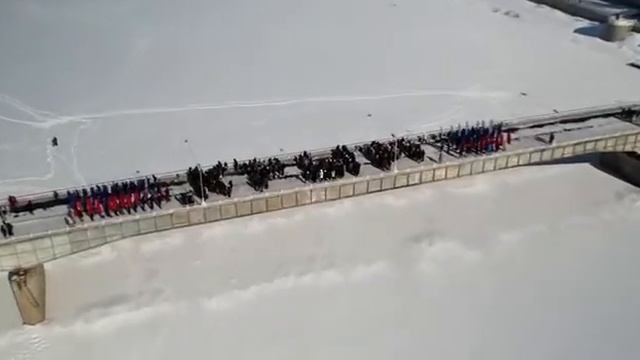 В Йошкар-Оле молодежь выстроилась на мосту, образовав слово "Крым" смотреть онлайн