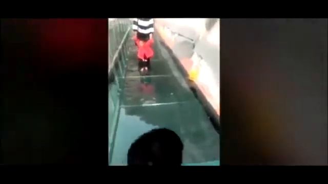 Трескающийся стеклянный мост в Китае смотреть онлайн