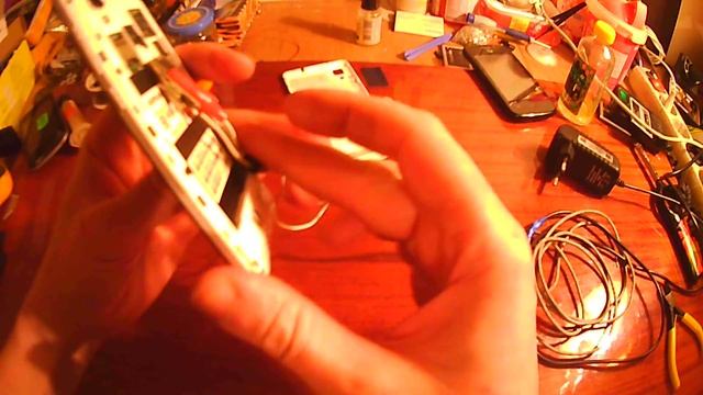 Как включить телефон без батарейки. Или как запустить телефон без АКБ смотреть онлайн