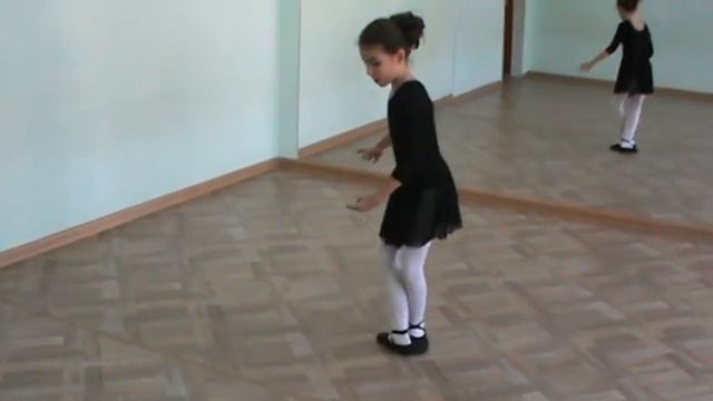 Продолжаем отрабатывать Па де Ша. Полиночка старается смотреть онлайн