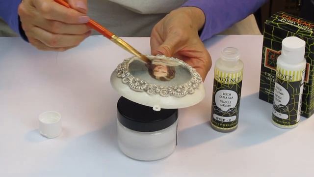 Decoupage Victorian Medallion DIY Crafts Ideas Serviettentechnik