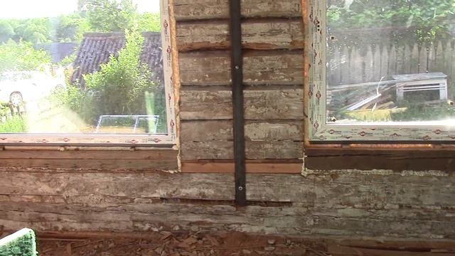Укрепление старого деревянного дома в деревне и установка больших окон в лесной дом на реке. смотреть онлайн