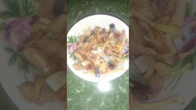 Селедка,заправленная растительным маслом,луком,паприкой и приправой?? смотреть онлайн