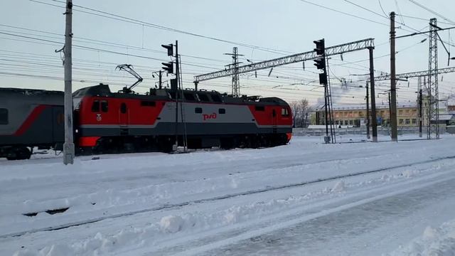 Электровоз ЭП2К-330 с поездом №121 Пенза - Москва смотреть онлайн