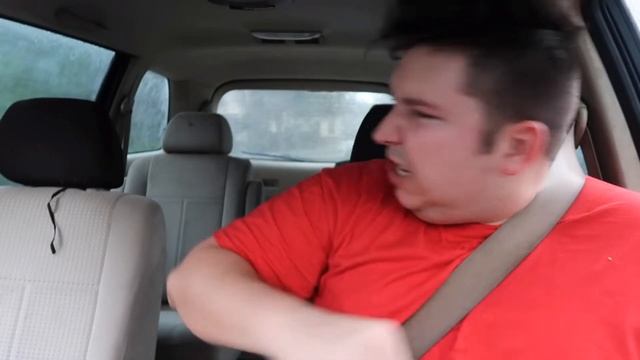 Мем | Чел бьет по креслу в машине. Оригинал мема смотреть онлайн