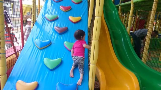 Играем в парке, качели, карусели, горки. Playing in the park, swings, roundabout, attractions смотреть онлайн