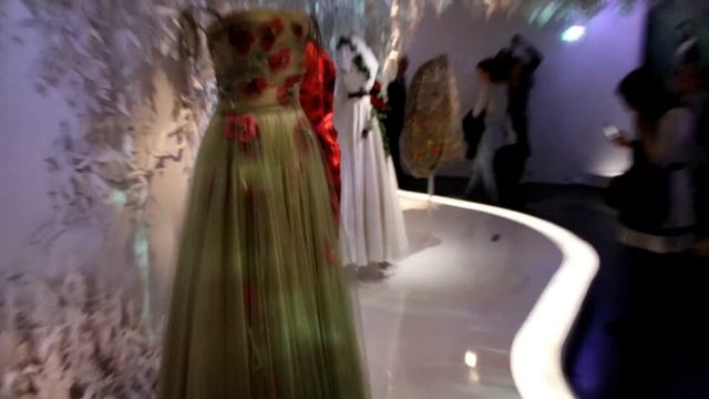 КУЛЬТПОХОД: Выставка Диор в Париже смотреть онлайн