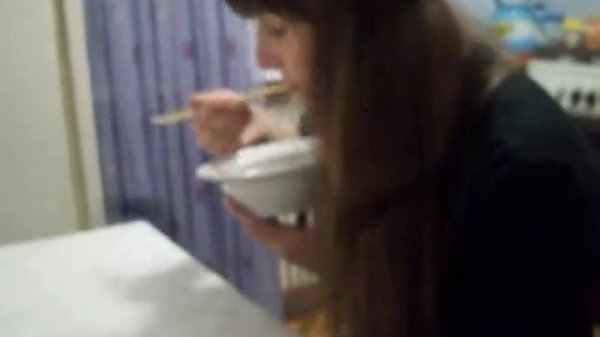 Blackrose - кушаем лапшу палочками.