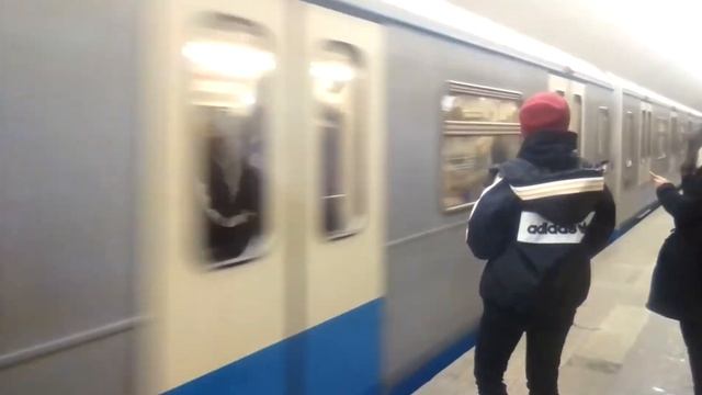 81-760/761 прибывает на станцию метро Серпуховская. смотреть онлайн
