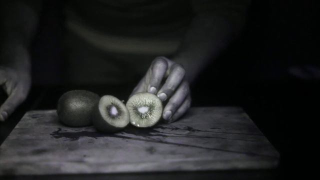 UV Camera Shows 10 Fruits in an Amazing New Way смотреть онлайн