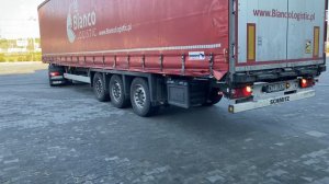 Первый раз в жизни стажер-дальнобойщик заезжает под рампу. Европейский дальнобой 2024. Стажировка.