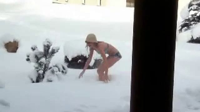 В снег после бани