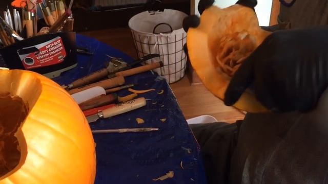 Professional Pumpkin Carver Jonathan Barwood Gives Carving Advice смотреть онлайн