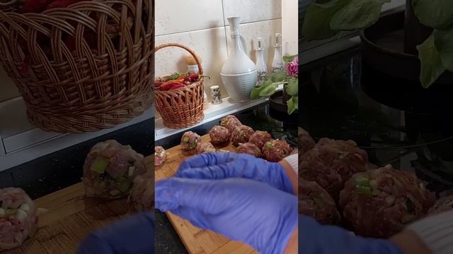 Котлеты на пару из говядины и овощей.По 100гр.:цукини,переца,лука,картофеля,500гр.говяжего фарша. смотреть онлайн