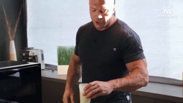 Денис Семенихин готовит овсяную кашу Energy Diet.