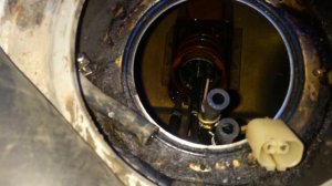 Nissan Serena C23 .  Замена топливного насоса ( бензонасоса ). Перезалив