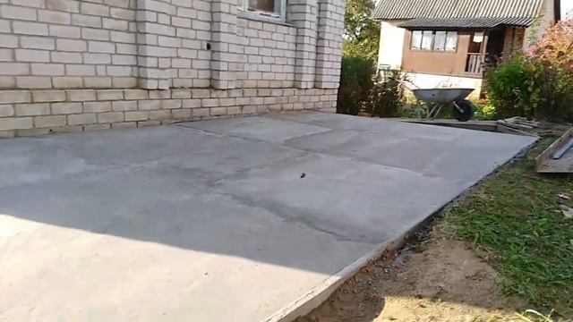 Залил бетонную площадку для машины перед домом.