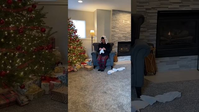 How different people react to seeing what's in their presents. смотреть онлайн