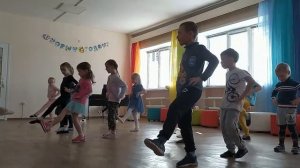 Простой флешмоб для детей дошкольного возраста. Подходит для любого весеннего или летнего праздника