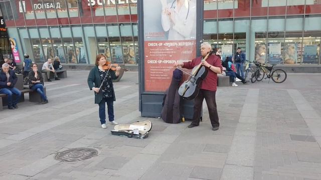 Уличные музыканты: скрипка и виолончель смотреть онлайн