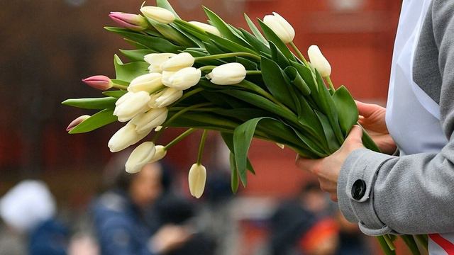 Активисты МГЕР поздравили женщин с 8 Марта на праздничных акциях смотреть онлайн