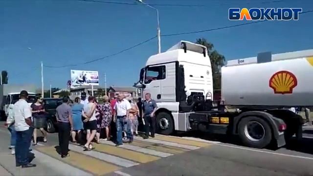 Жители Семилук перекрыли дорогу смотреть онлайн